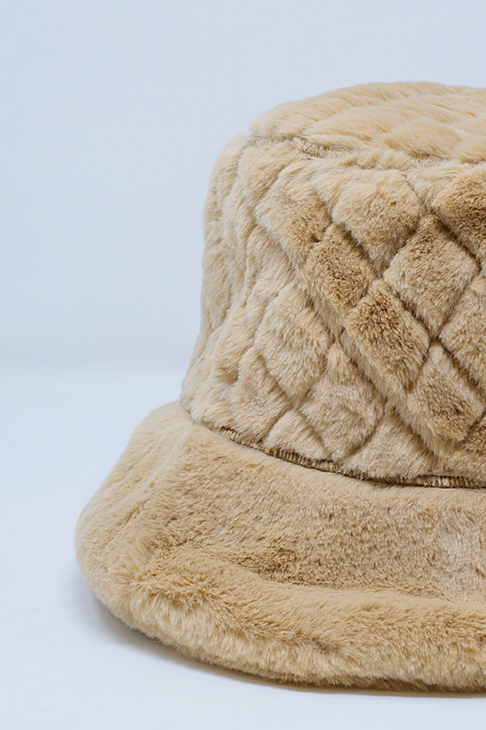 Chapeau seau matelassé en fausse fourrure beige
