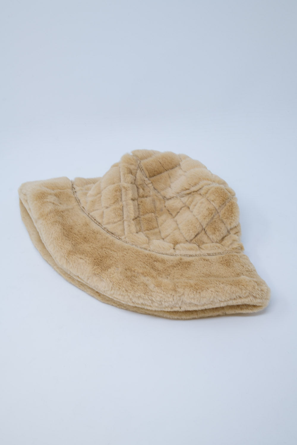 Chapeau seau matelassé en fausse fourrure beige