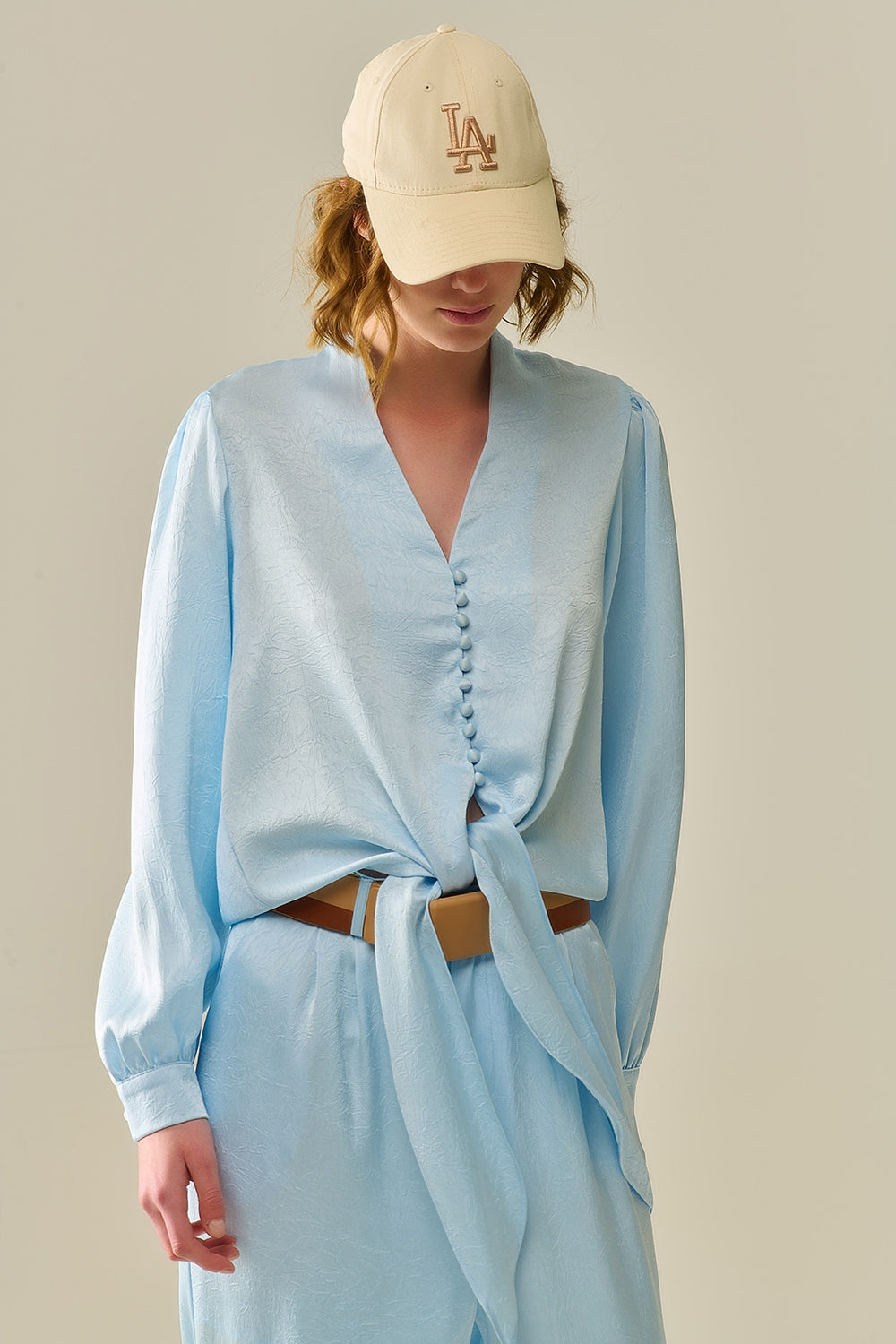 Q2 Chemise à boutons raccourcie en bleu avec nœud