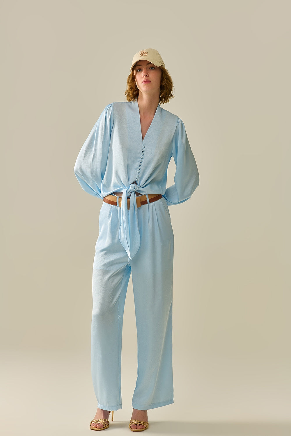 Chemise à boutons raccourcie en bleu avec nœud