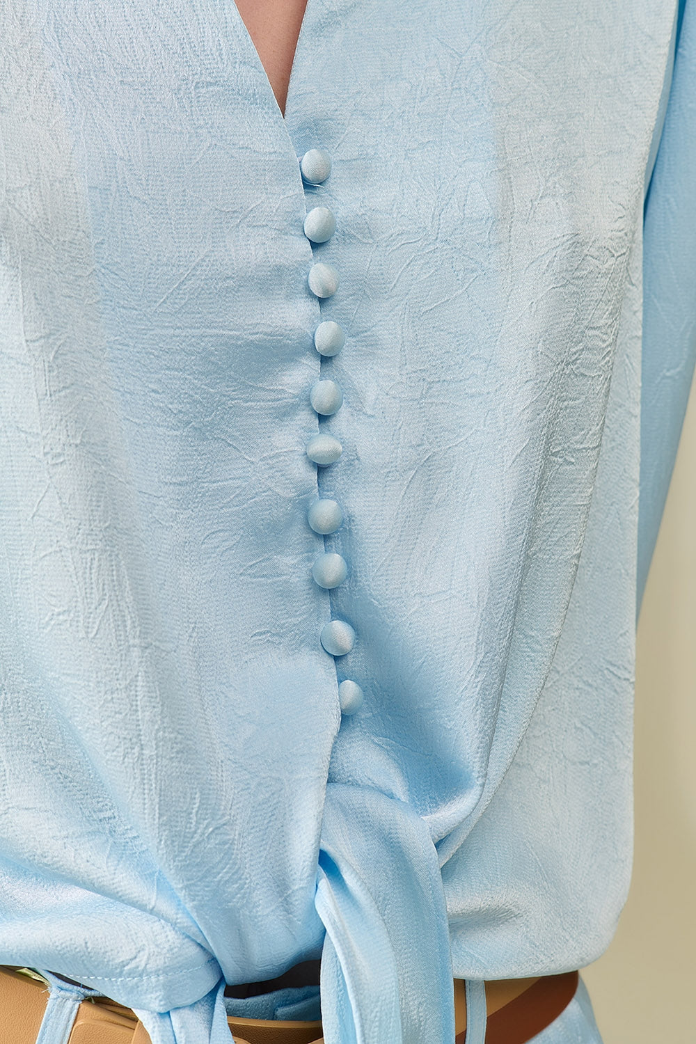 Chemise à boutons raccourcie en bleu avec nœud