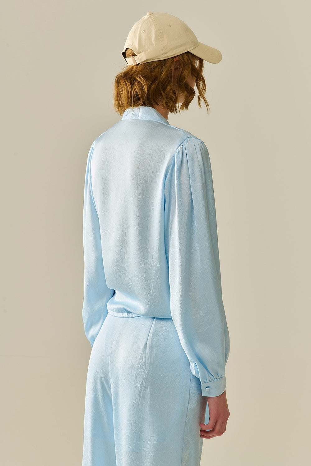 Chemise à boutons raccourcie en bleu avec nœud