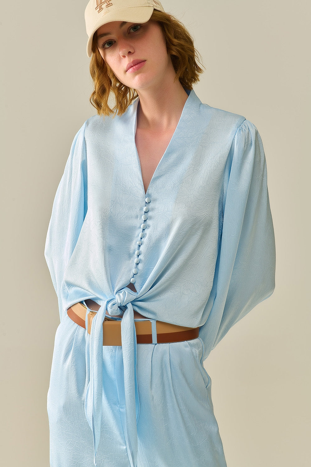 Chemise à boutons raccourcie en bleu avec nœud