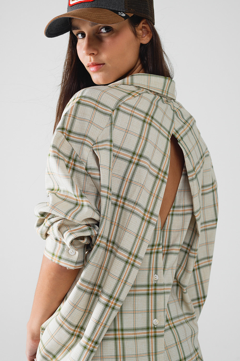Chemise à carreaux avec ouverture au dos beige