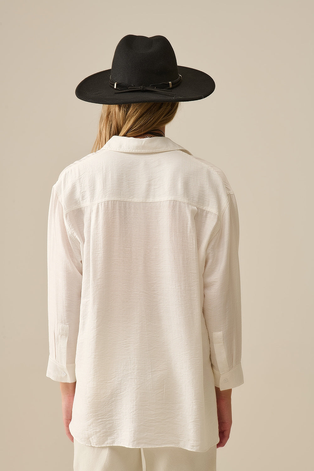 Chemise à coupe décontractée manches longues en blanc
