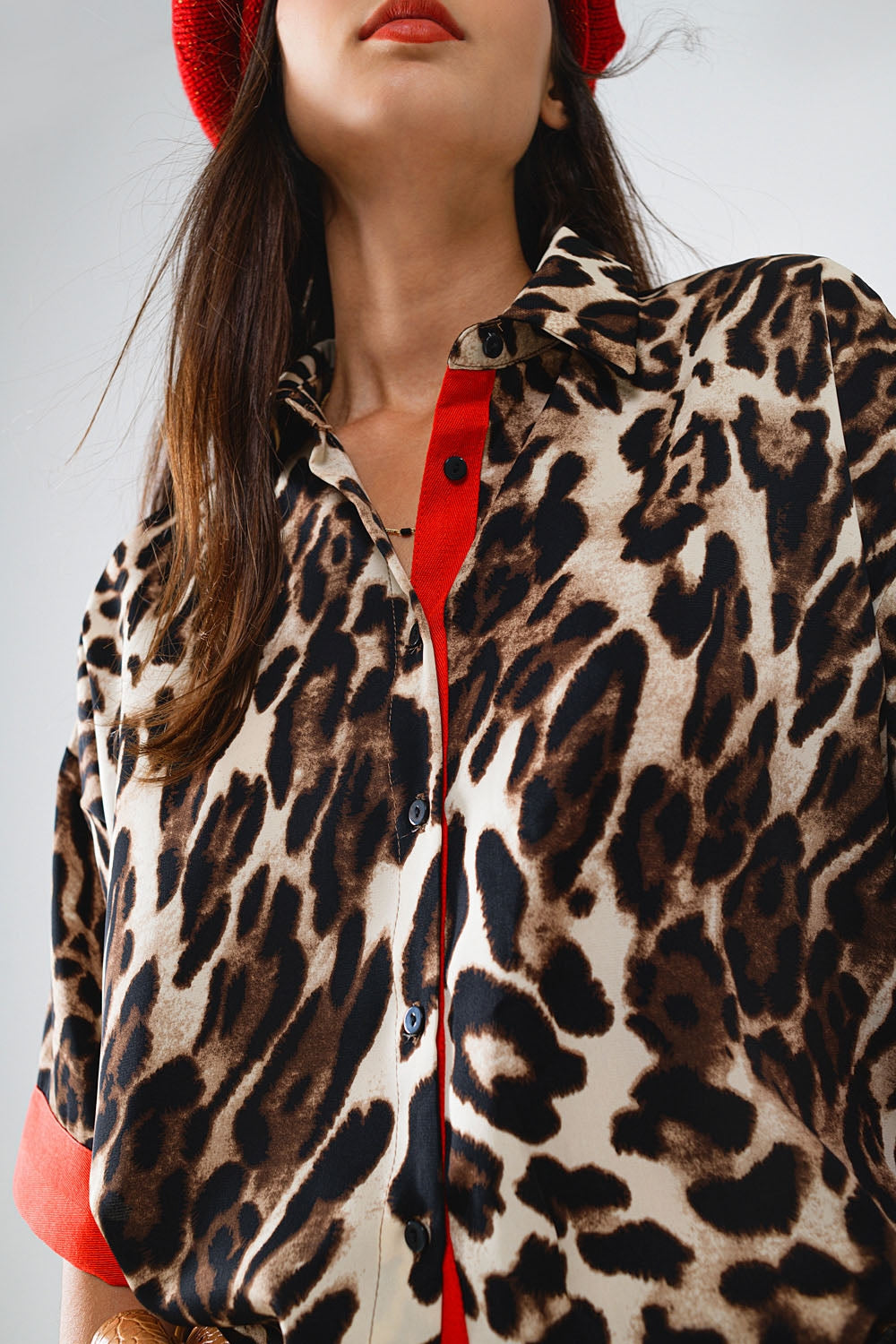 Chemise à manches 3/4 en léopard avec détails rouges