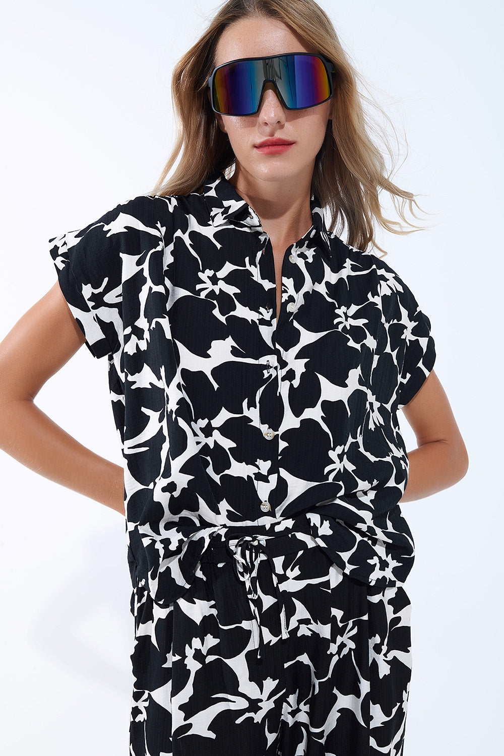 Chemise à manches courtes à imprimé floral noir et blanc