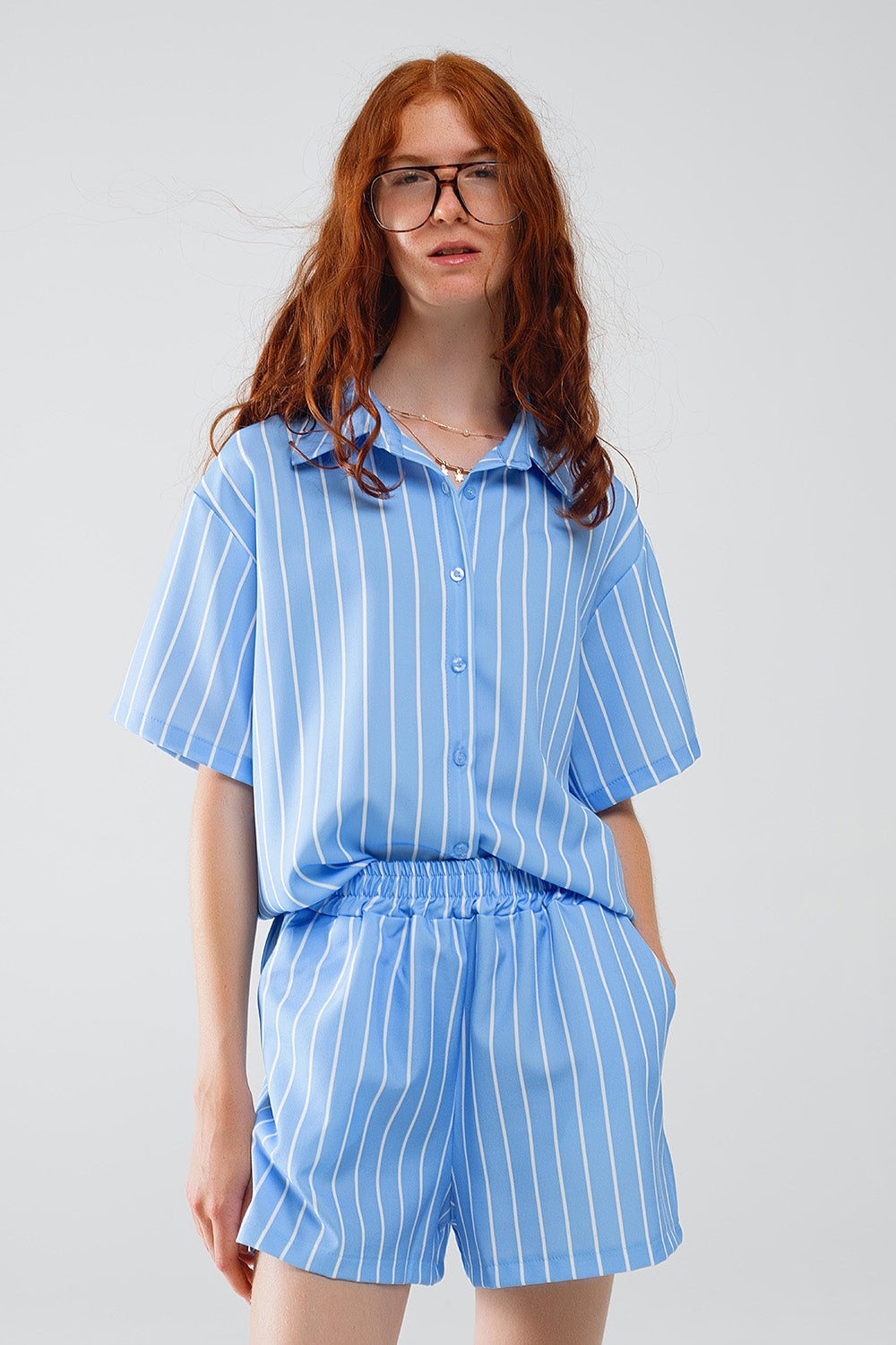 Chemise à manches courtes rayée bleue