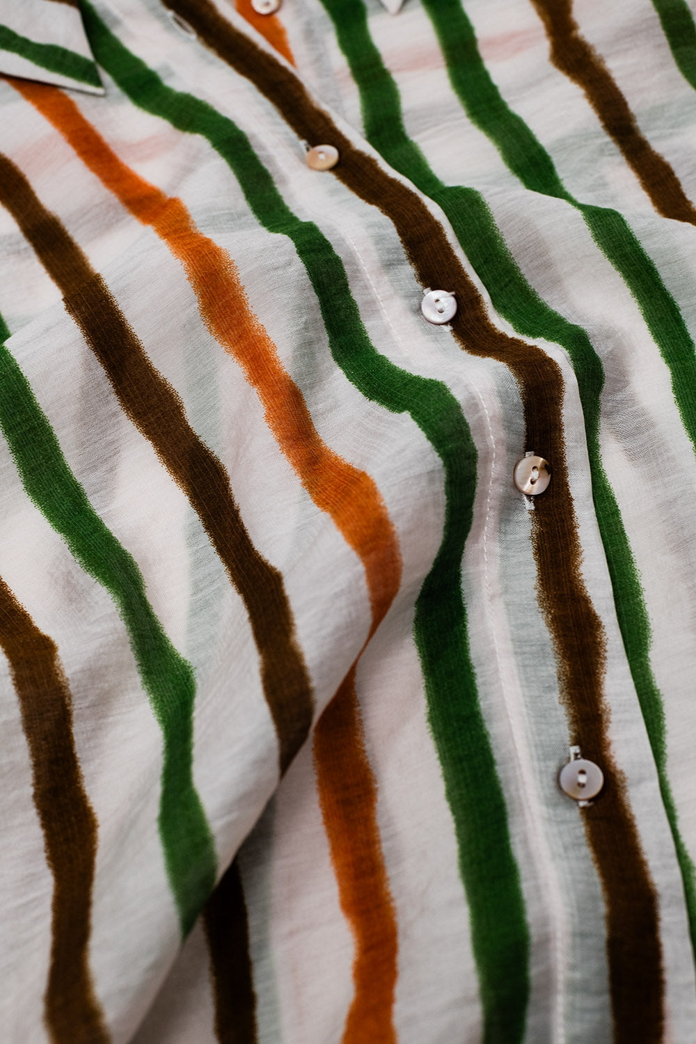 chemise à manches longues en mousseline de soie à rayures multicouleures vertes et brunes