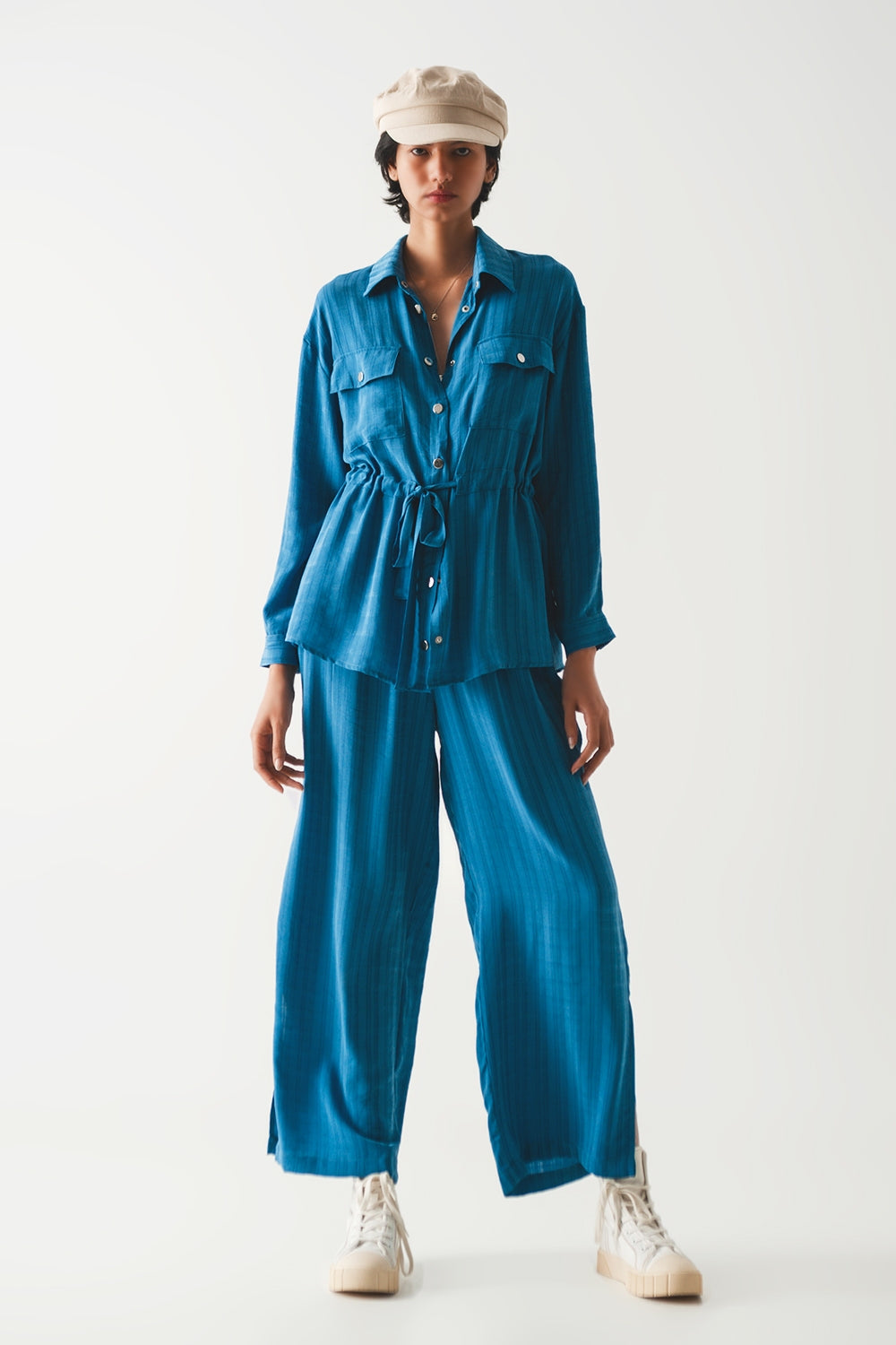 Chemise à manches longues taille nouée en bleu