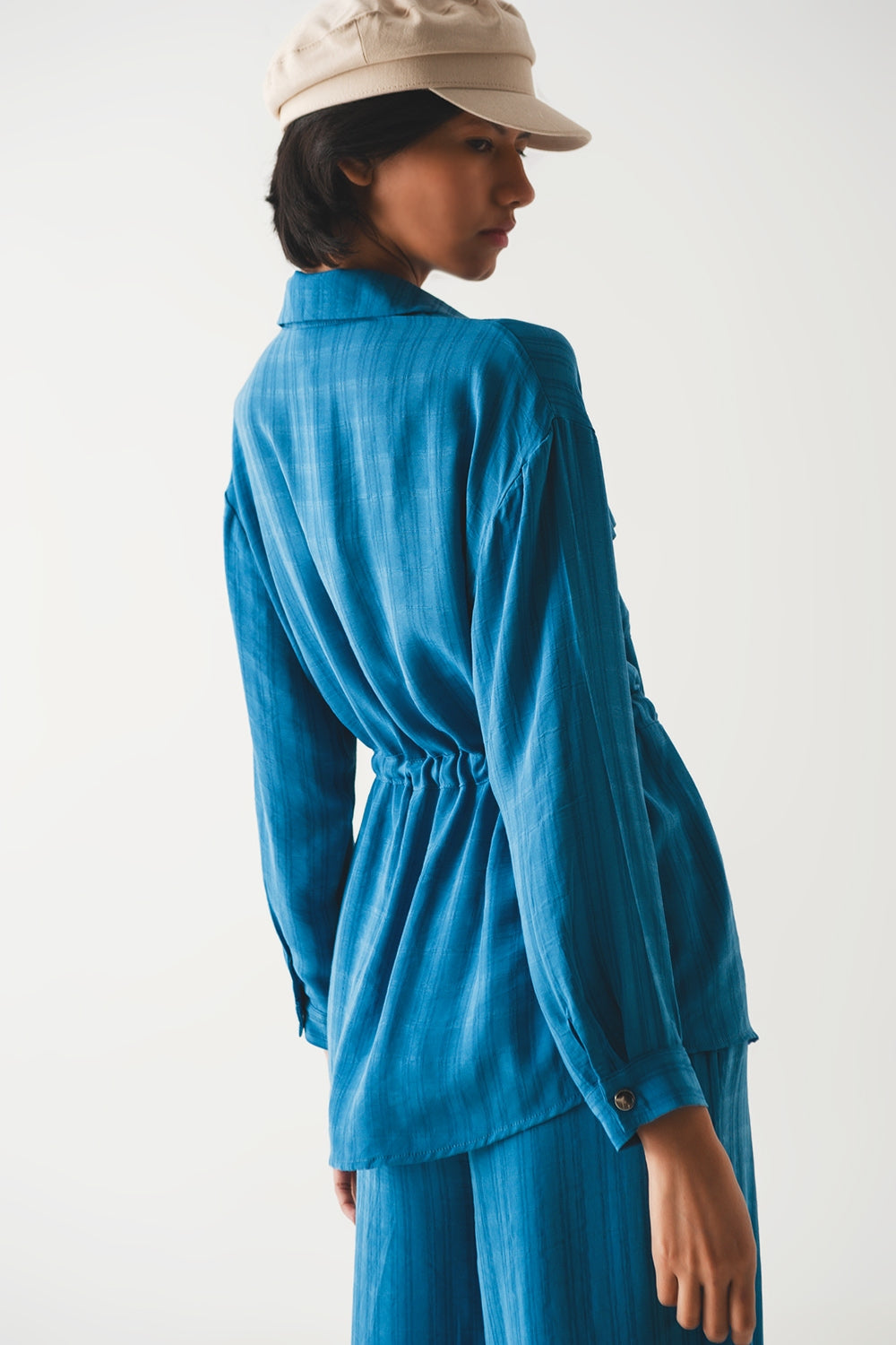 Chemise à manches longues taille nouée en bleu