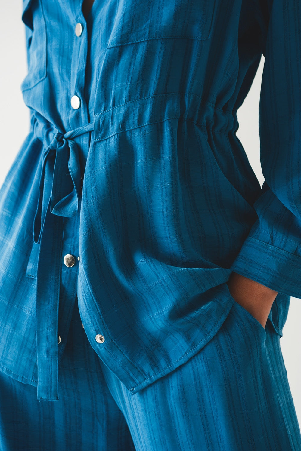 Chemise à manches longues taille nouée en bleu
