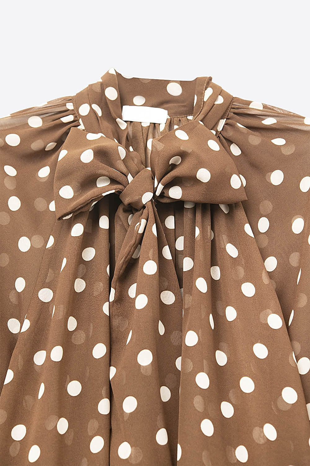 Chemise à pois marron avec détails en dentelle en mousseline de soie
