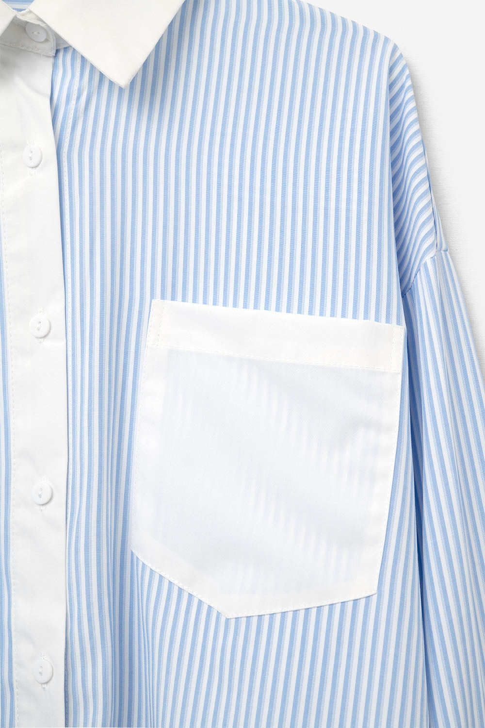 Chemise à rayures bleues avec poche et col blanc