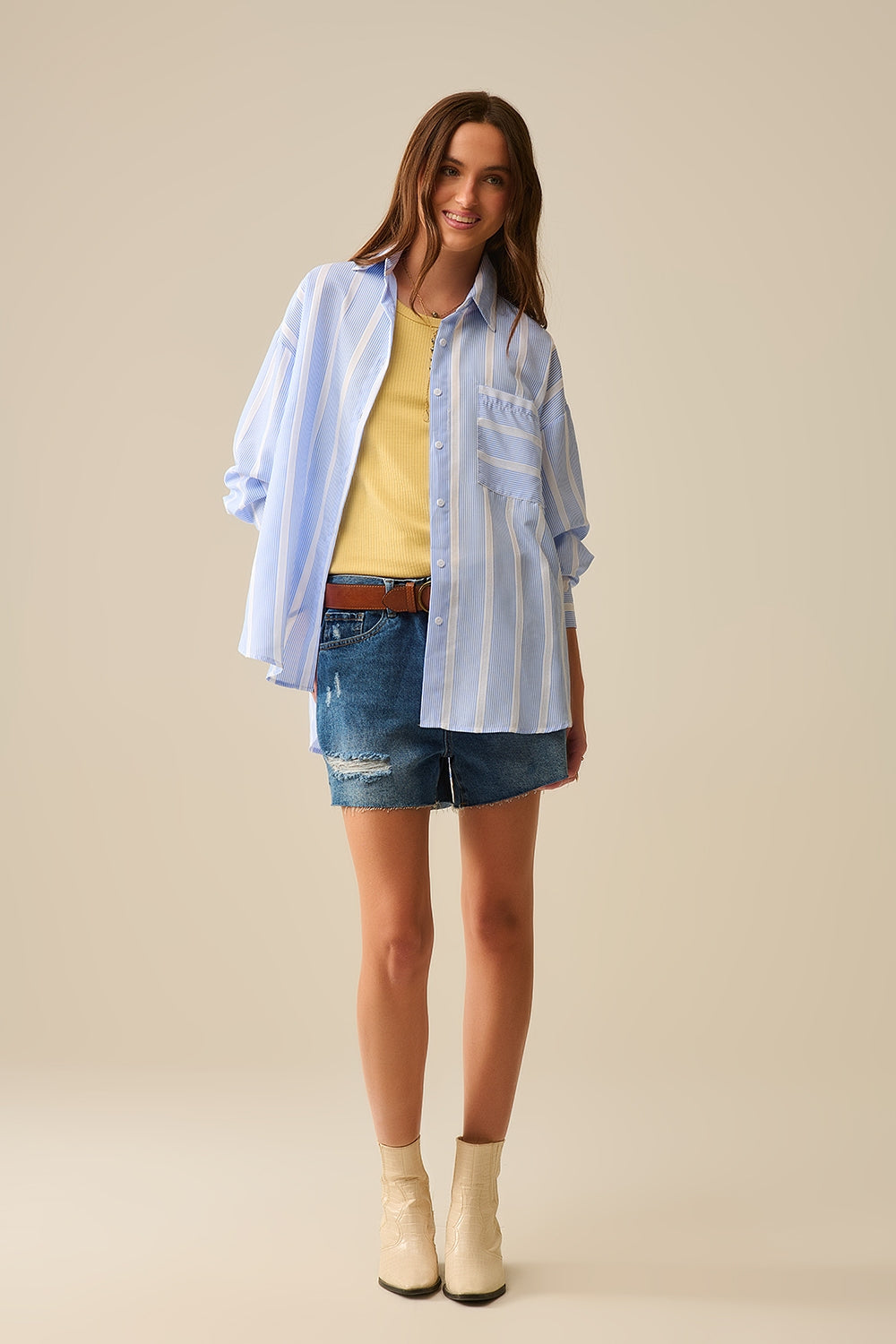 Chemise à rayures bleues et blanches coupe décontractée nouée dans le dos