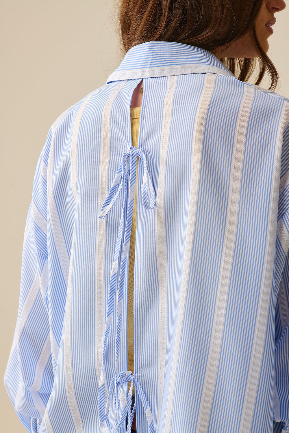 Chemise à rayures bleues et blanches coupe décontractée nouée dans le dos