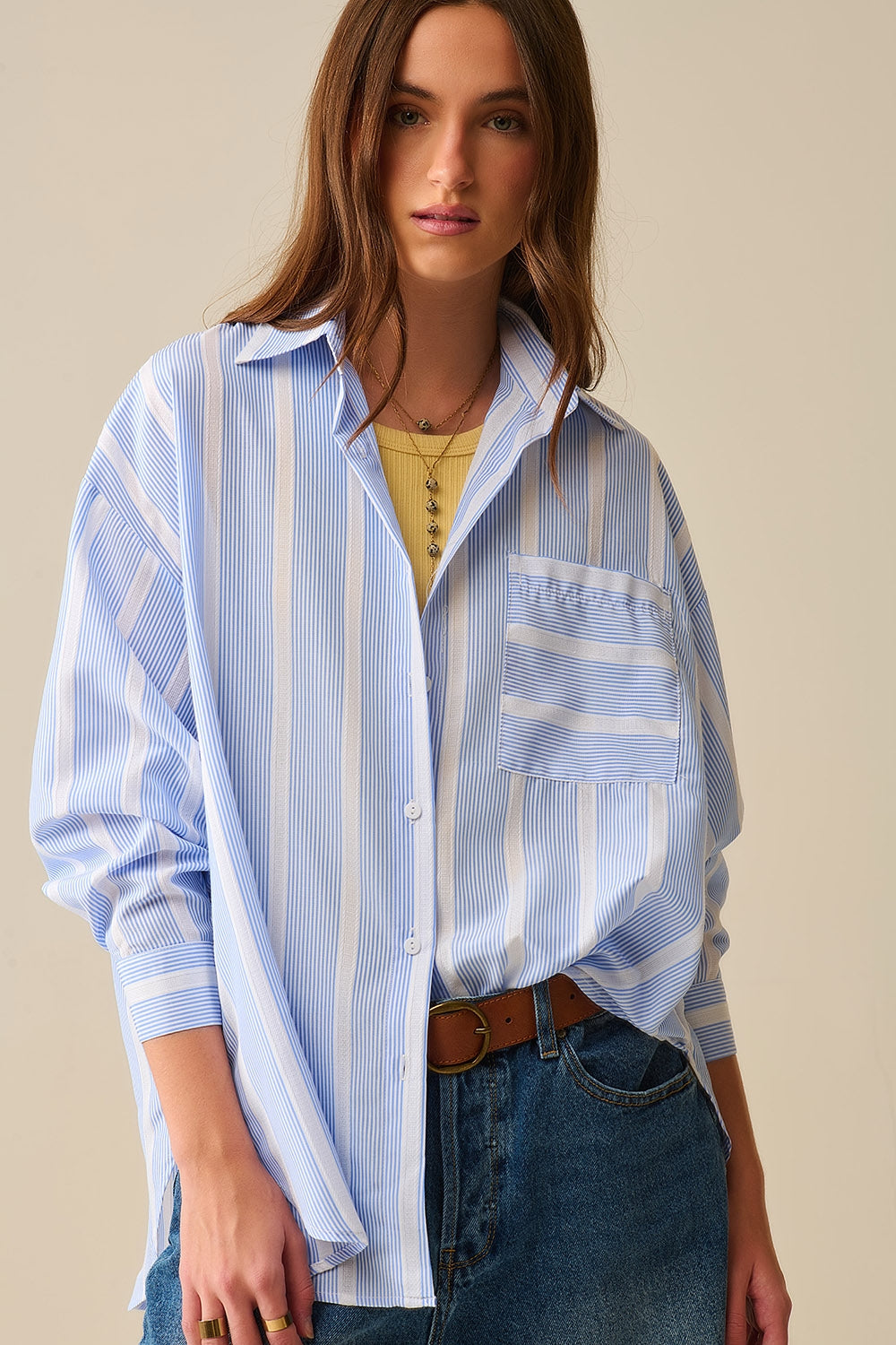 Chemise à rayures bleues et blanches coupe décontractée nouée dans le dos