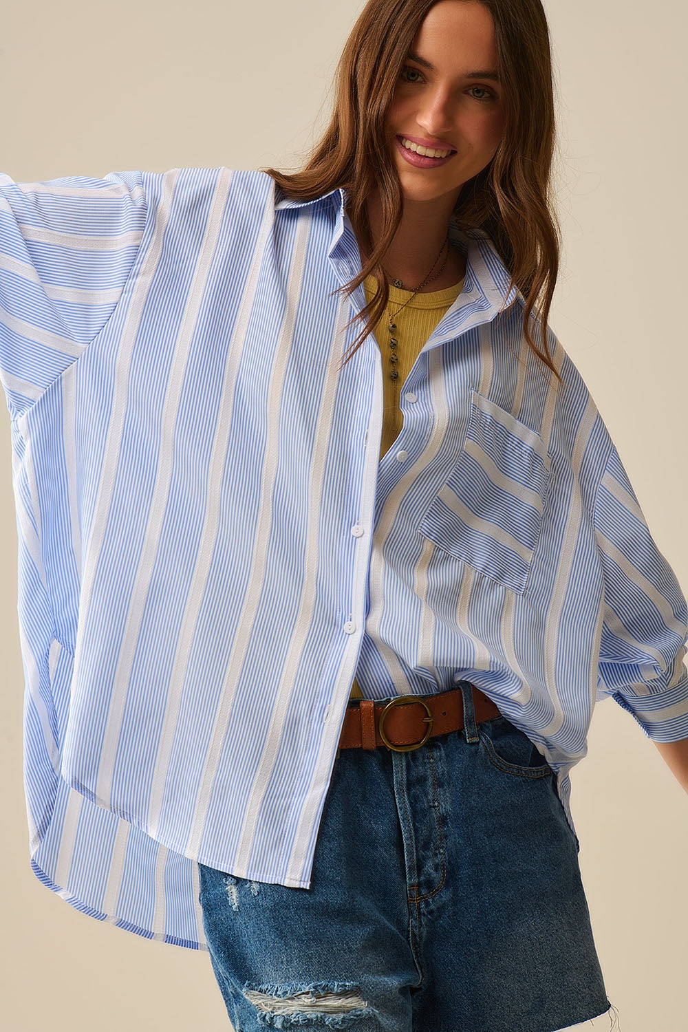 Chemise à rayures bleues et blanches coupe décontractée nouée dans le dos