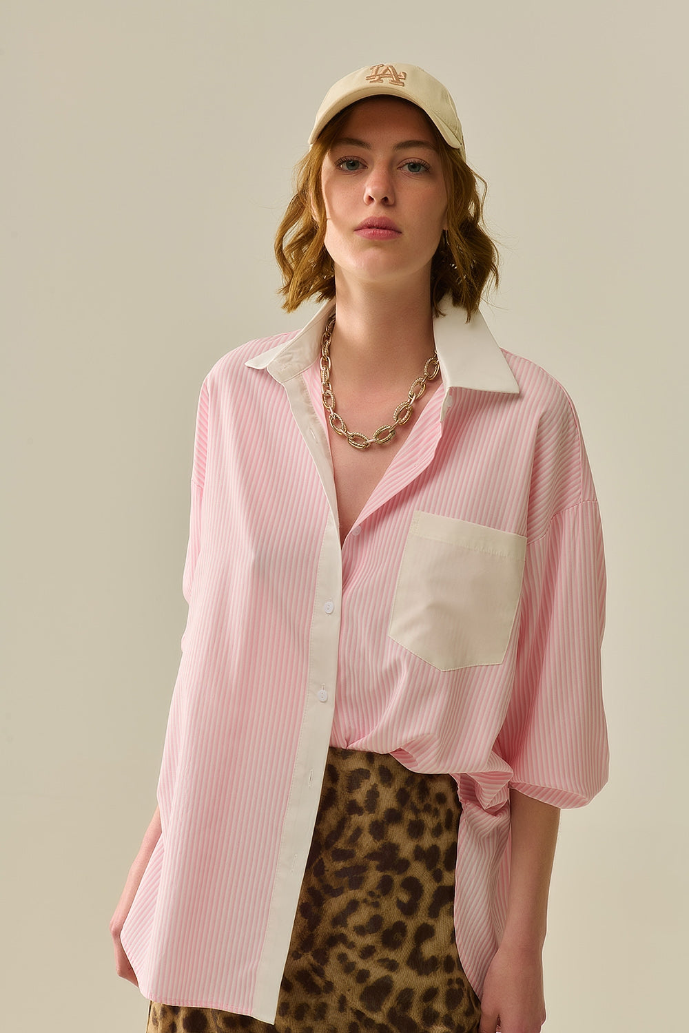 Q2 Chemise à rayures roses avec poche et col blanc