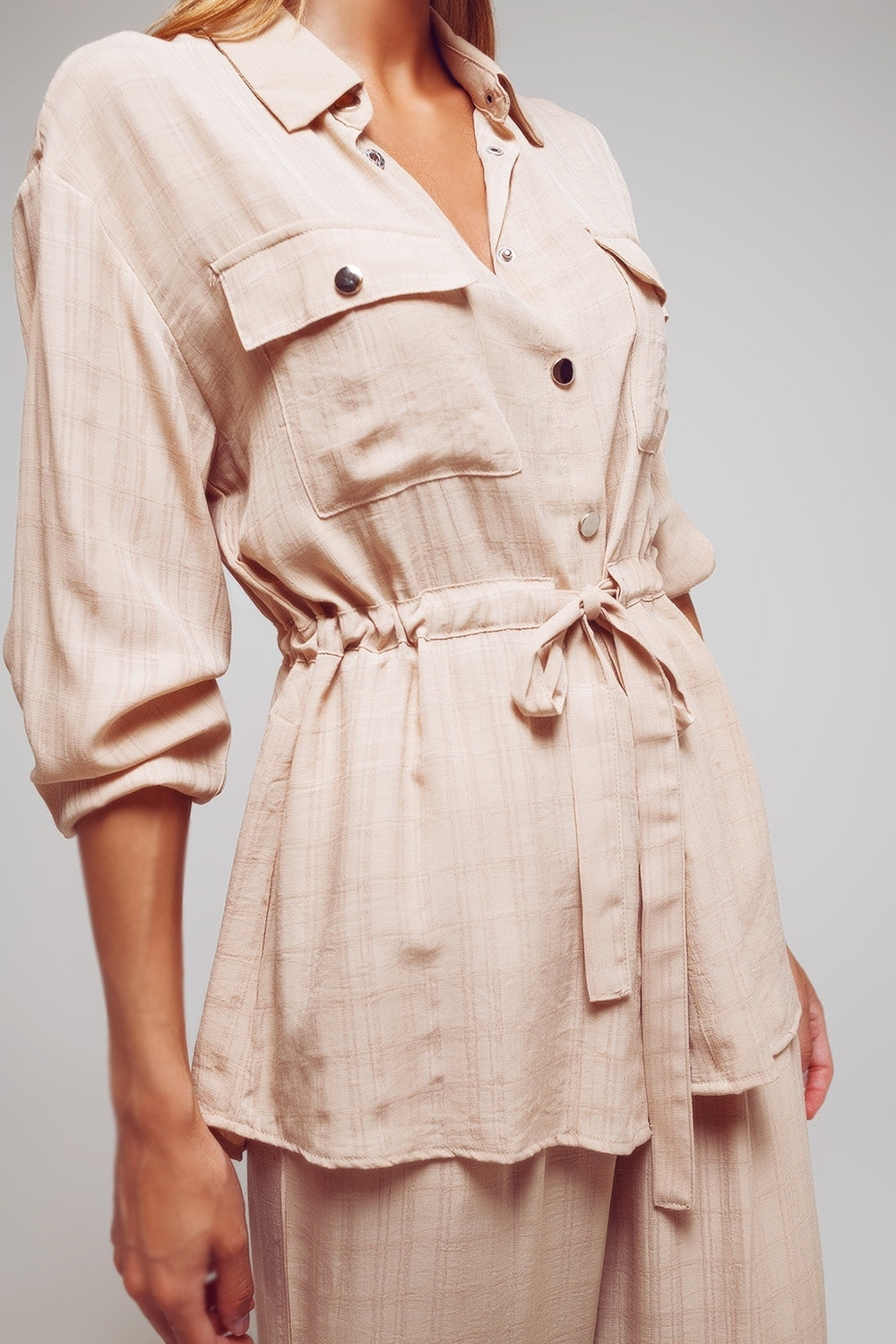 Chemise à taille nouée et à manches longues en beige