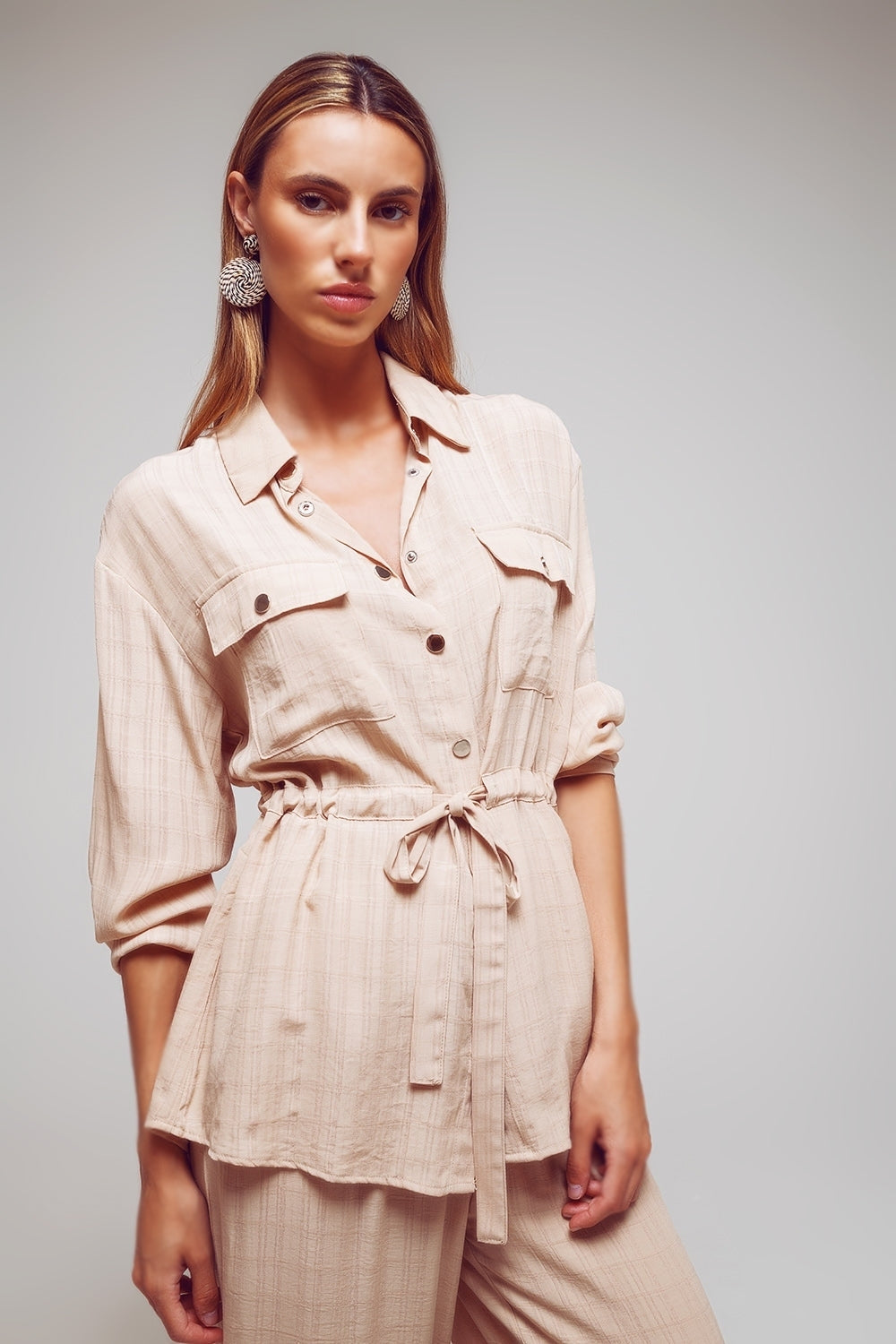 Chemise à taille nouée et à manches longues en beige