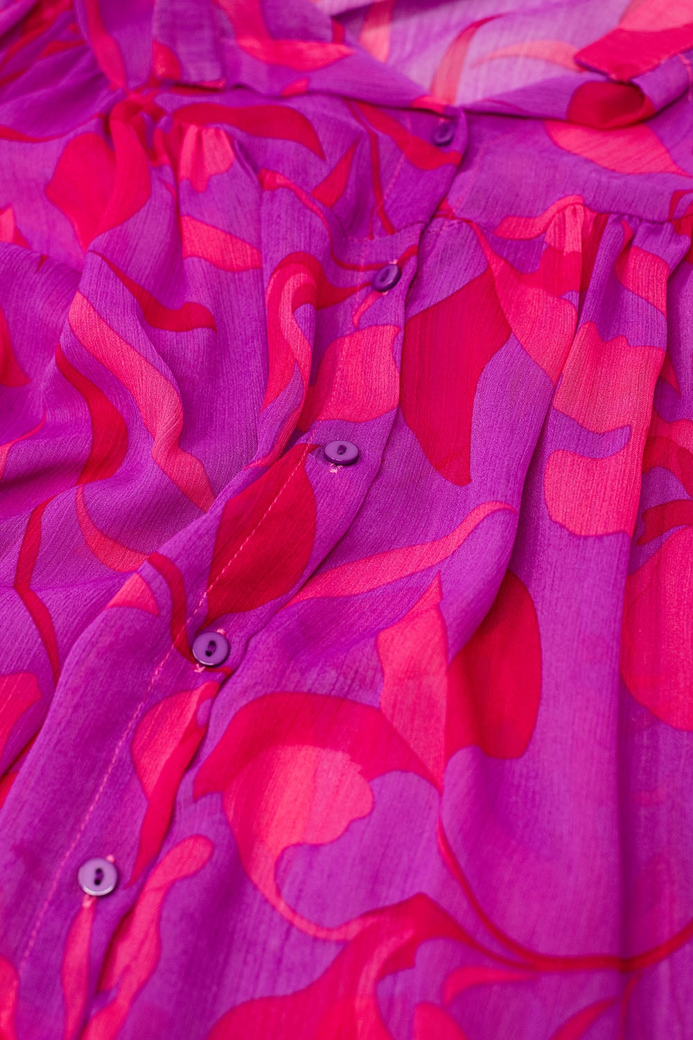 Chemise abstraite à manches courtes en rose et rouge