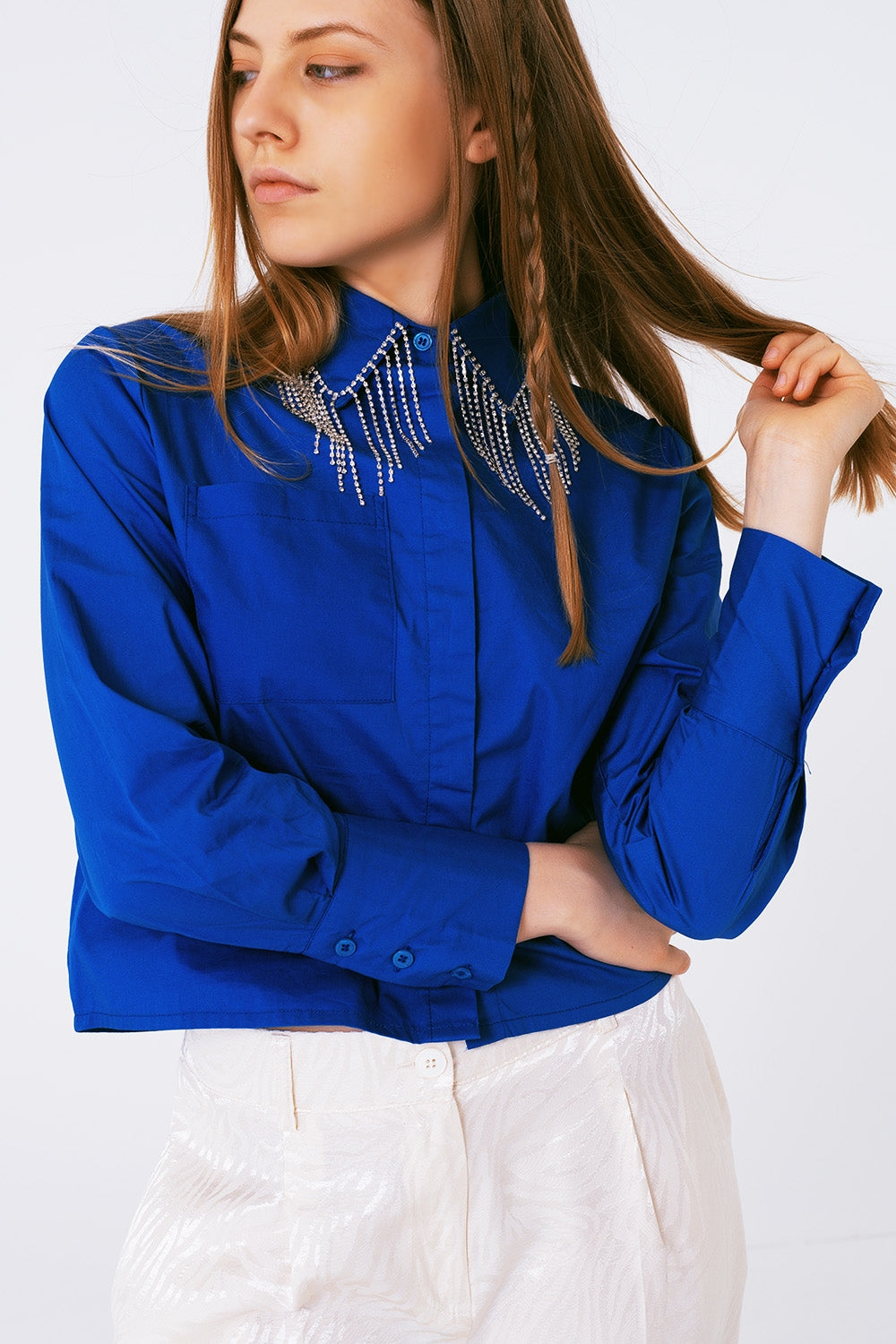 Chemise avec col à franges et strass en bleu