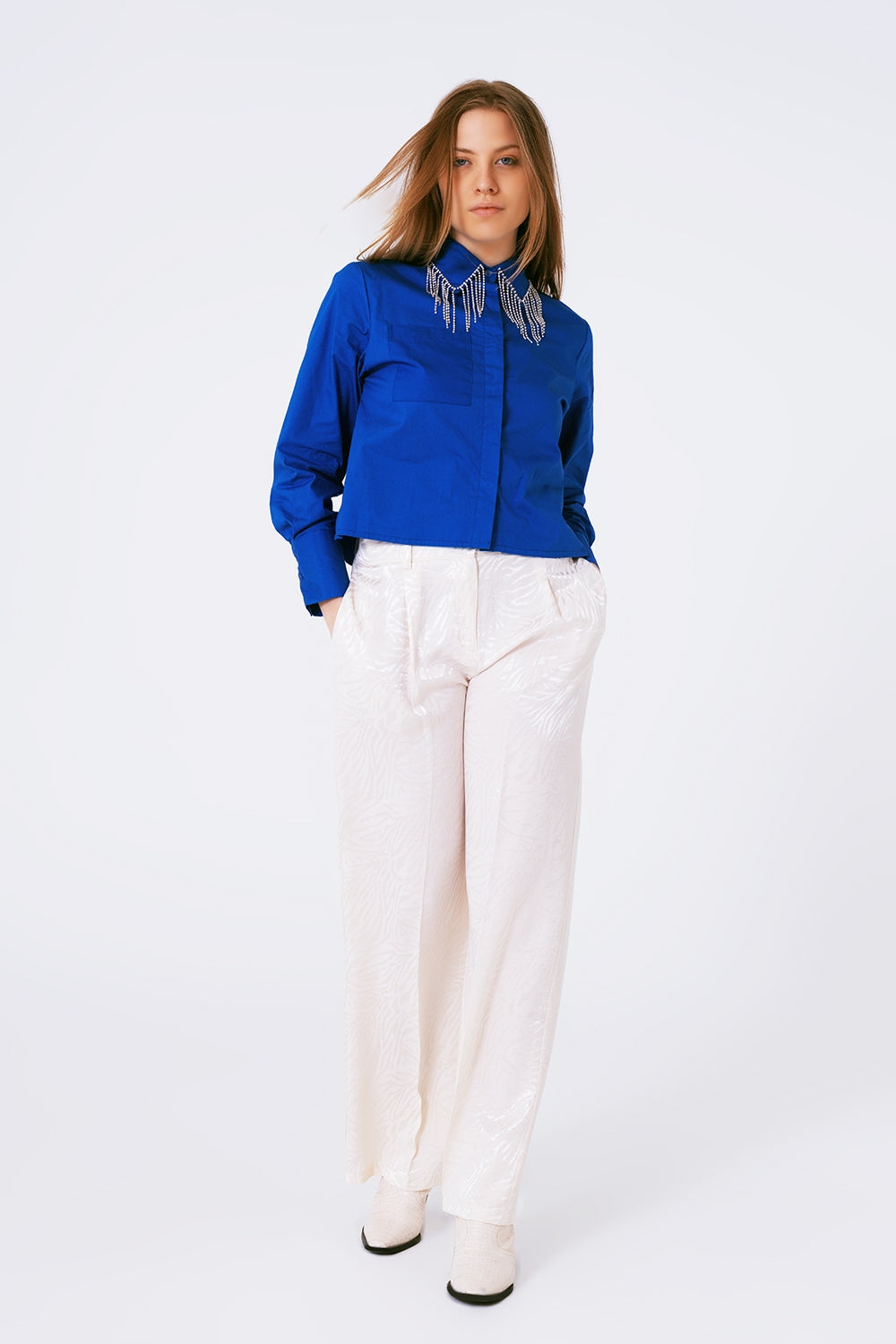 Chemise avec col à franges et strass en bleu