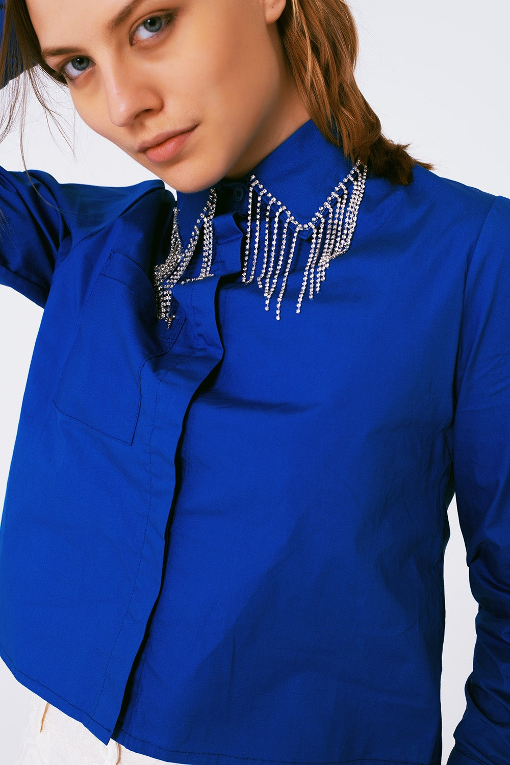 Chemise avec col à franges et strass en bleu