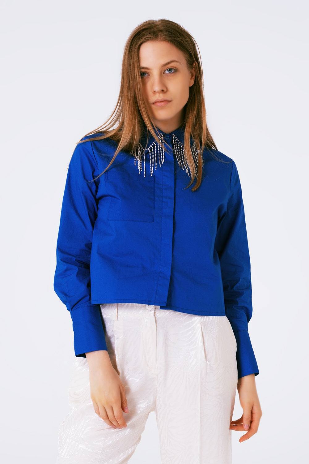 Chemise avec col à franges et strass en bleu