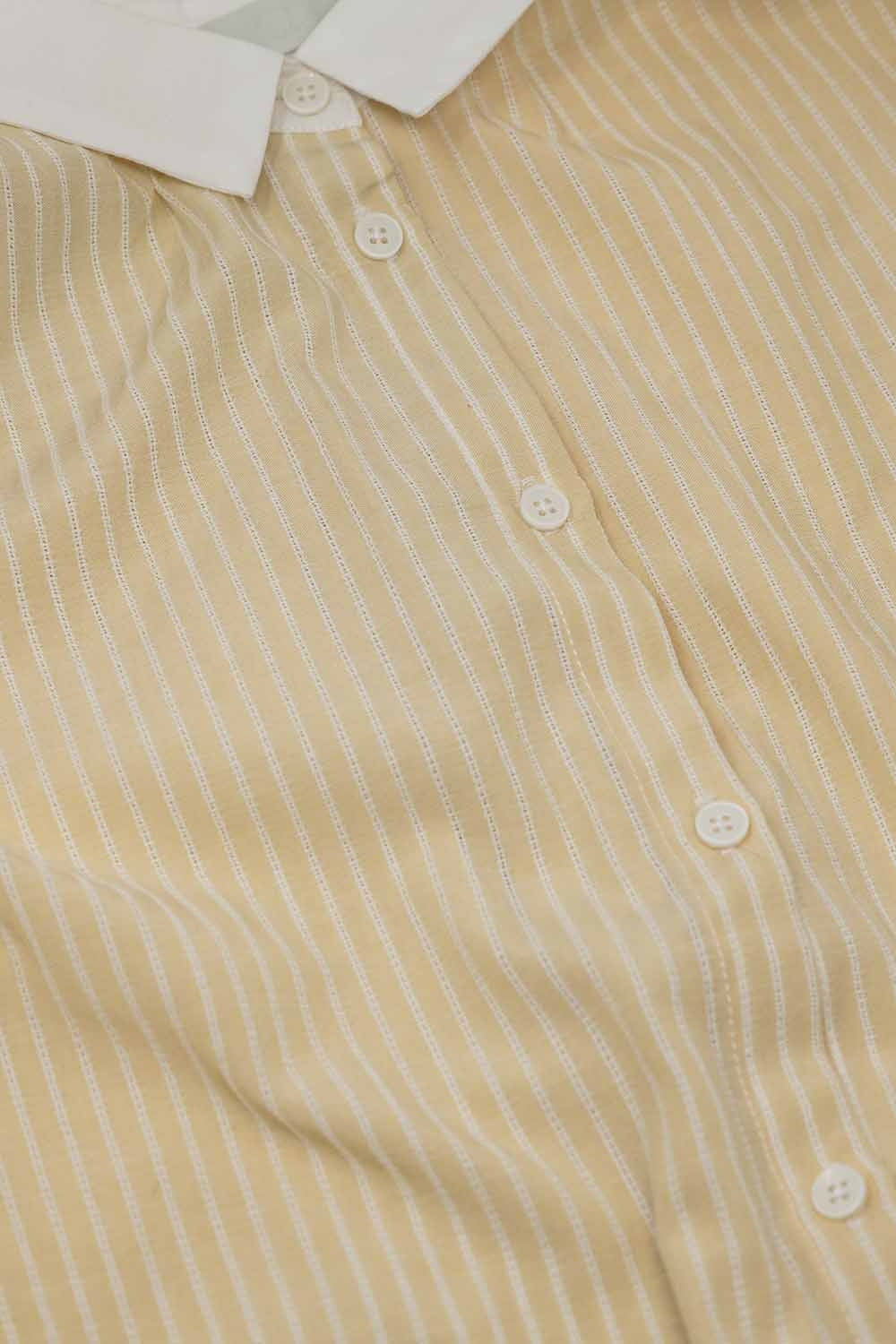 Chemise beige à manches courtes et à rayures verticales