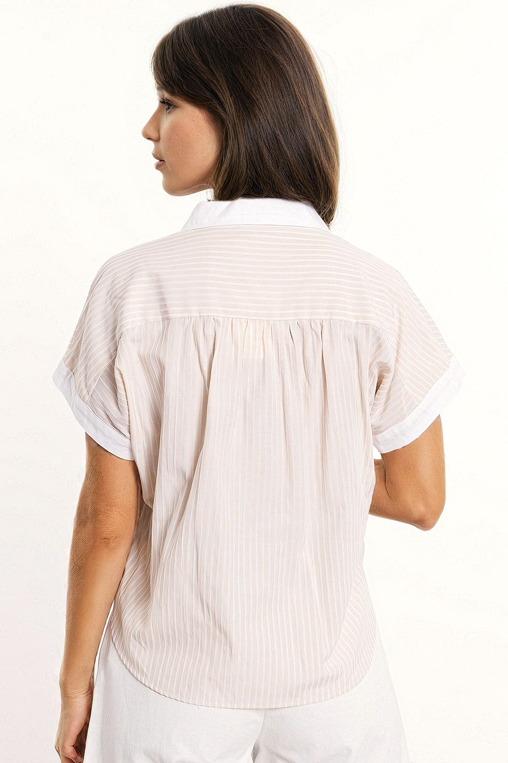 Chemise beige à manches courtes et à rayures verticales