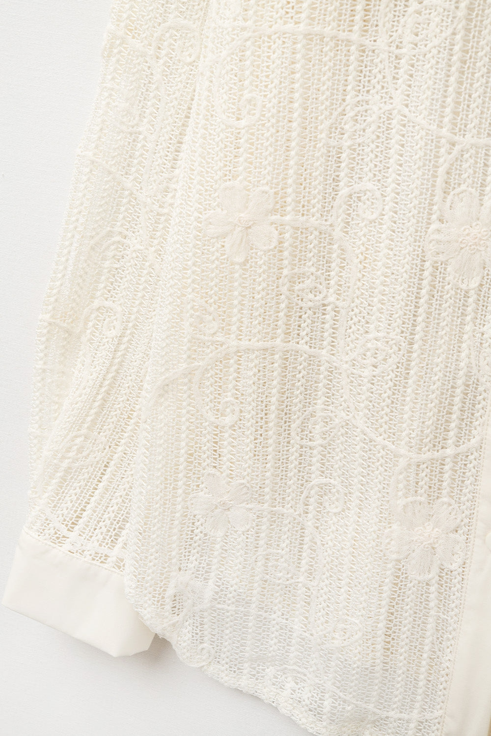 chemise beige en crochet avec détails brodés