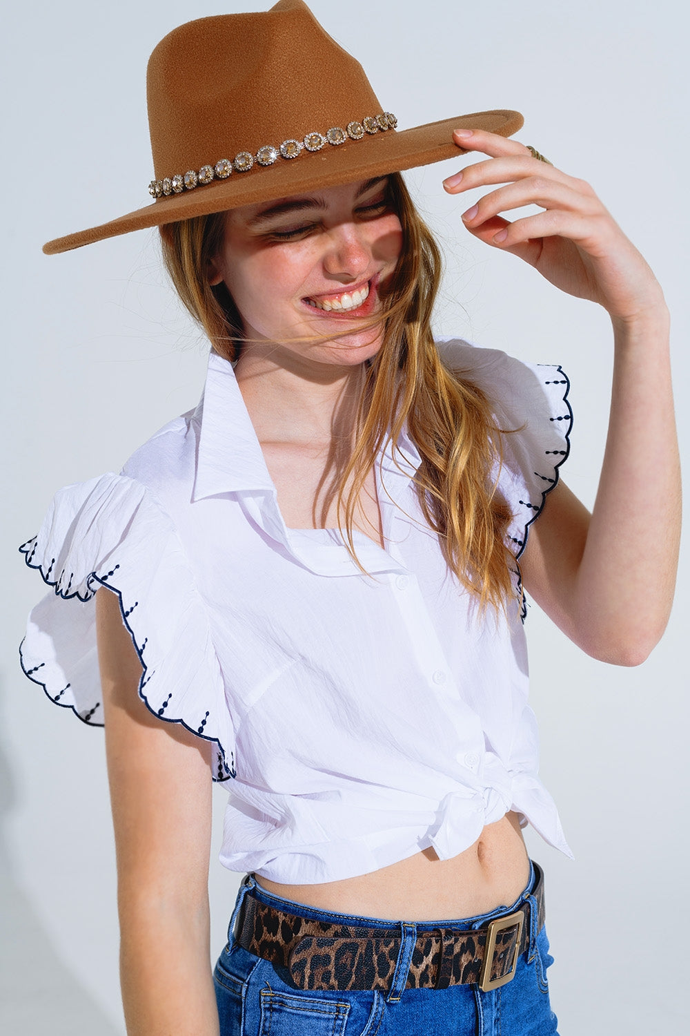 Q2 Chemise blanche à boutons avec col polo et manches à volants avec bordures noires