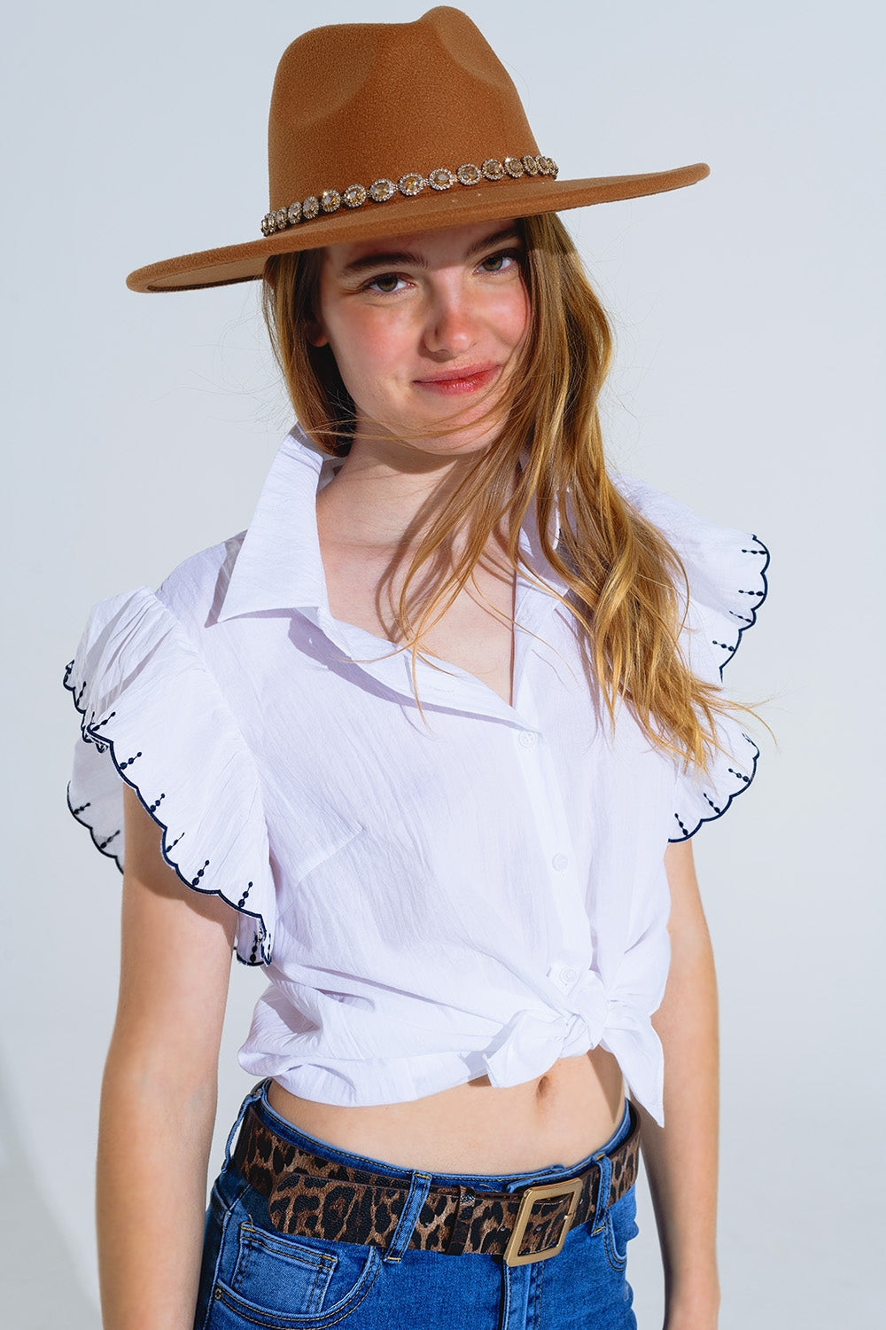 Chemise blanche à boutons avec col polo et manches à volants avec bordures noires
