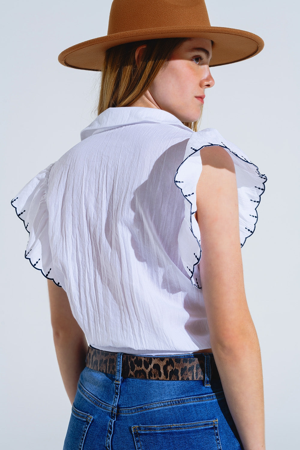 Chemise blanche à boutons avec col polo et manches à volants avec bordures noires