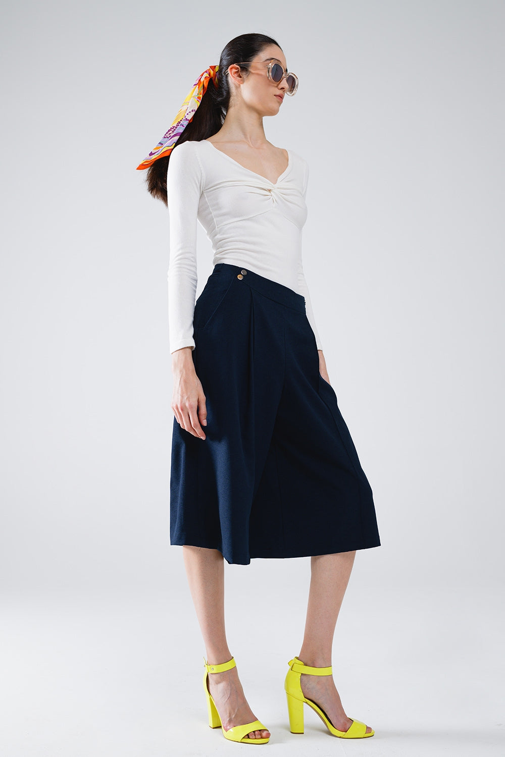 Chemise blanche à manches longues avec détail de nœud et col en V