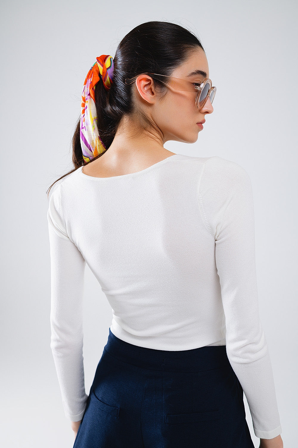 Chemise blanche à manches longues avec détail de nœud et col en V