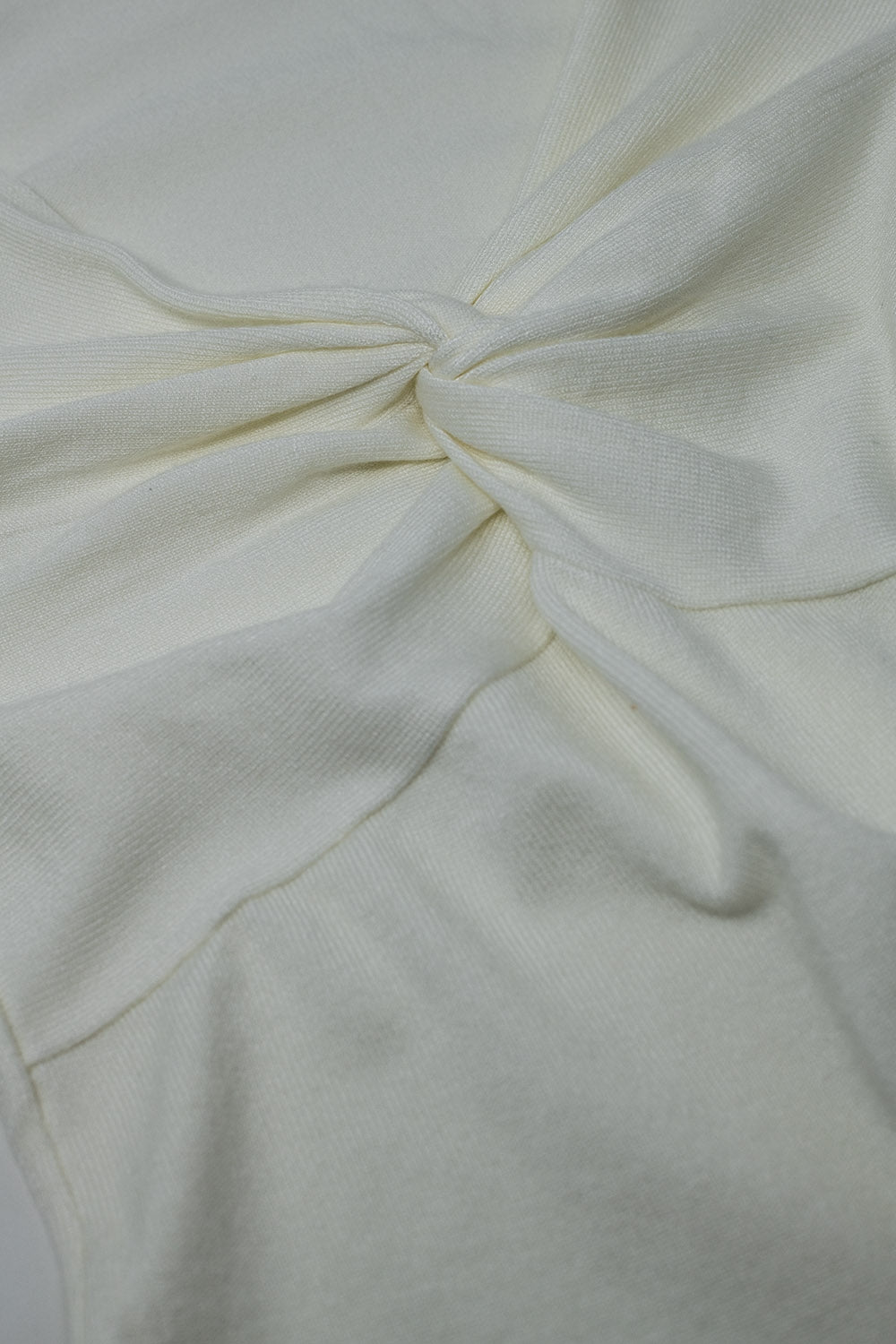 Chemise blanche à manches longues avec détail de nœud et col en V