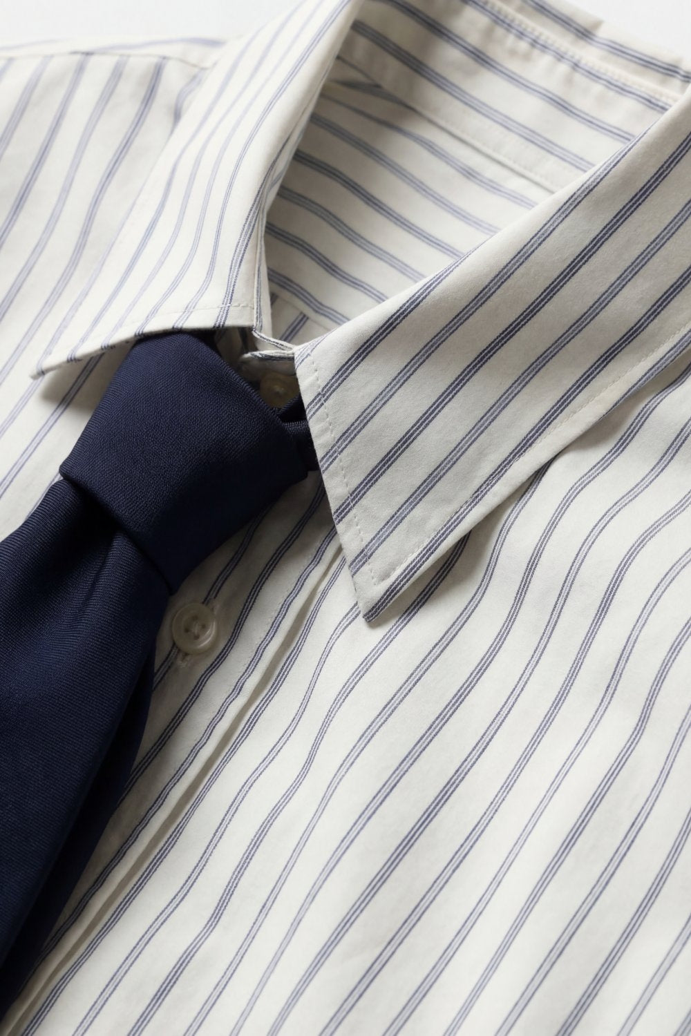 Chemise blanche à rayures avec détail de cravate