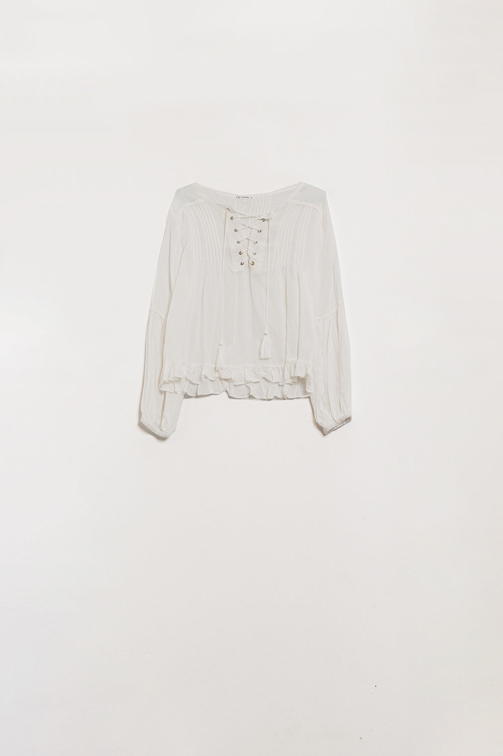 Q2 Chemise blanche avec extrémités à glands et fermeture par liens croisés
