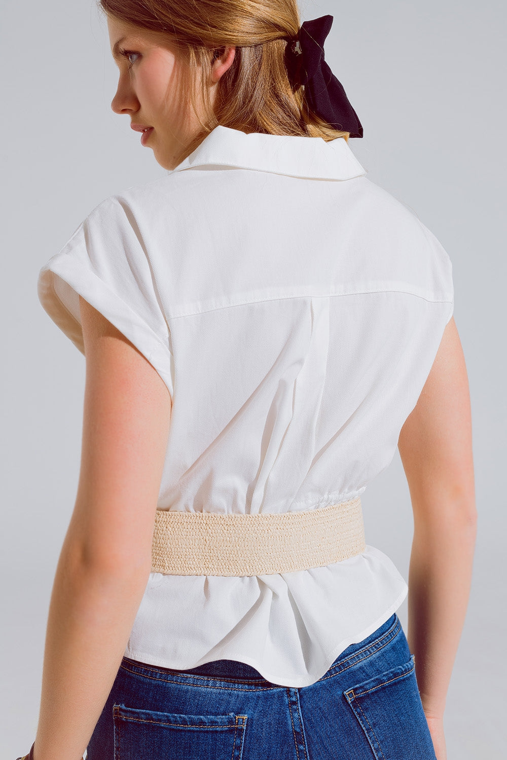Chemise blanche boutonnée avec poches poitrine