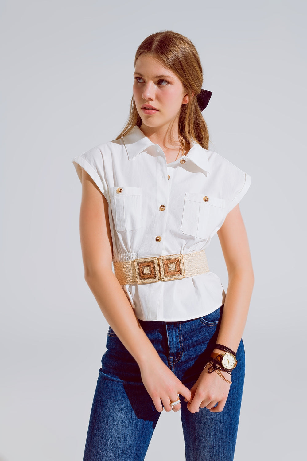 Chemise blanche boutonnée avec poches poitrine