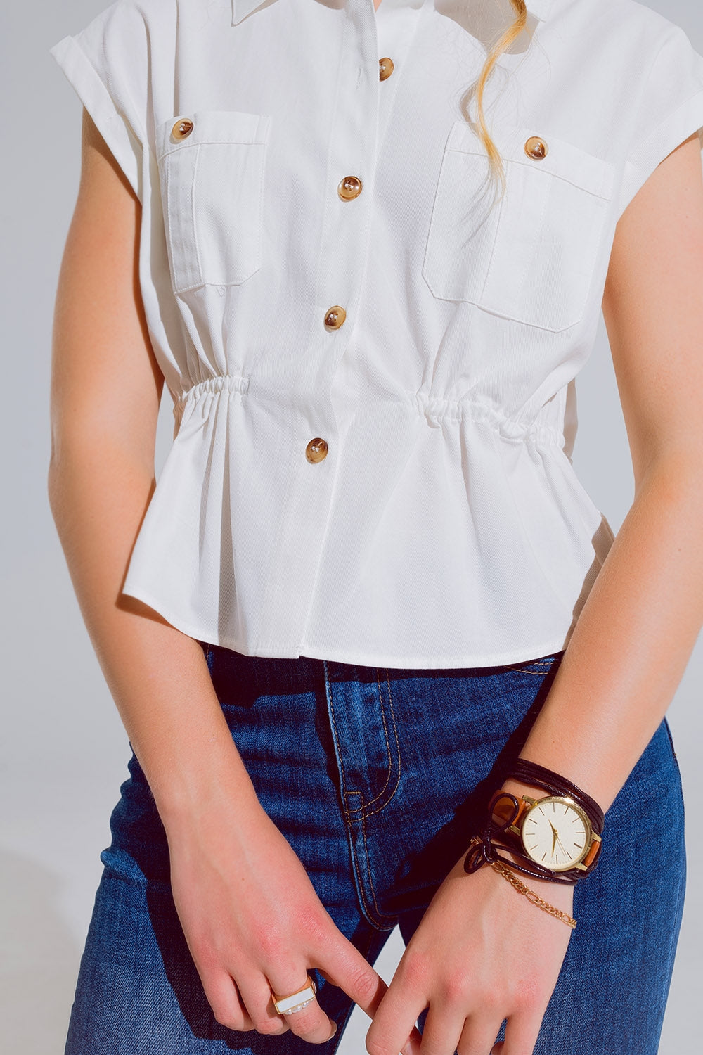 Chemise blanche boutonnée avec poches poitrine