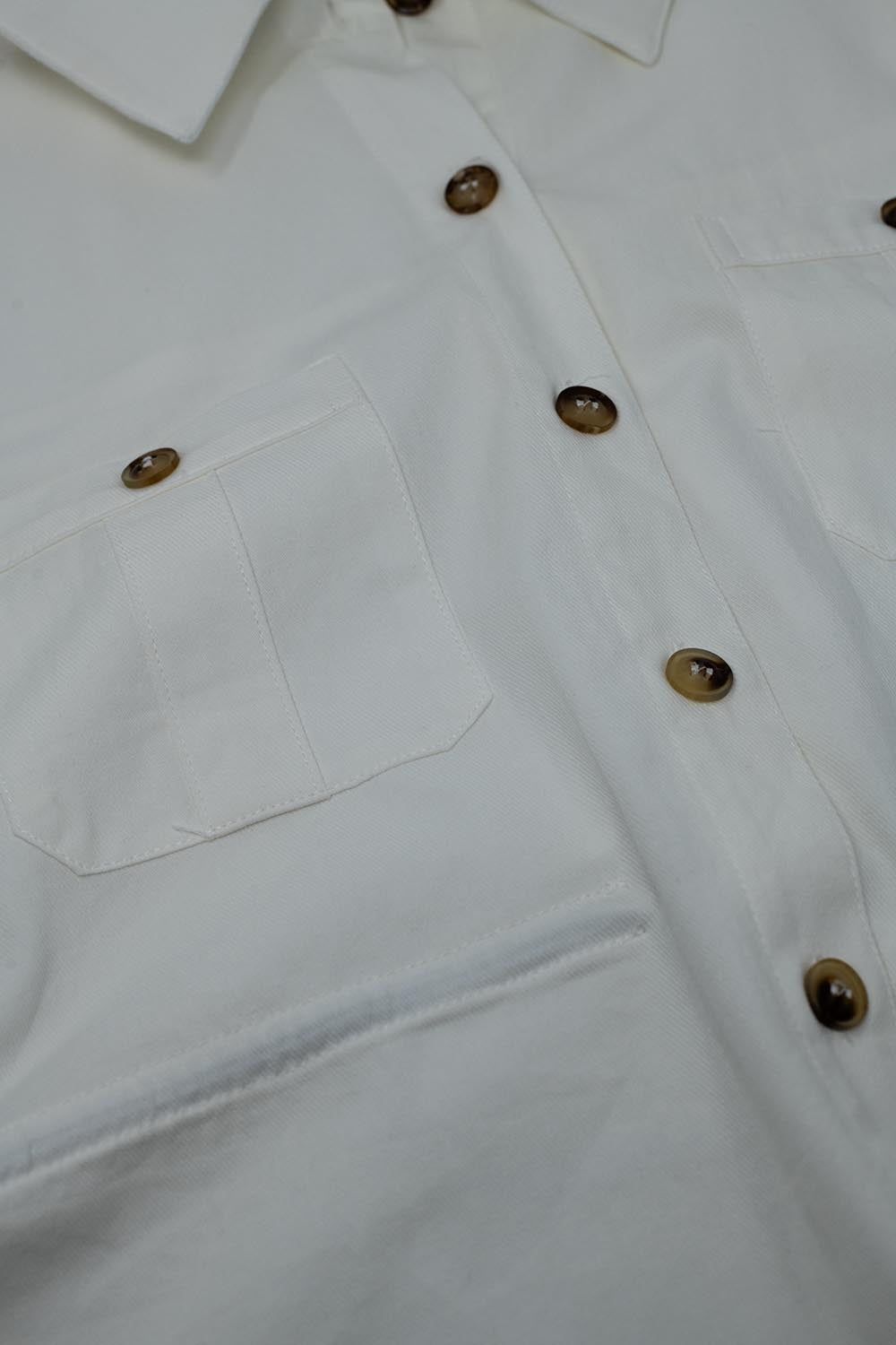 Chemise blanche boutonnée avec poches poitrine