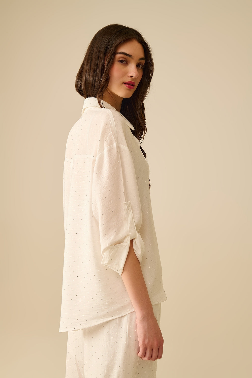 chemise blanche légère avec détails en strass