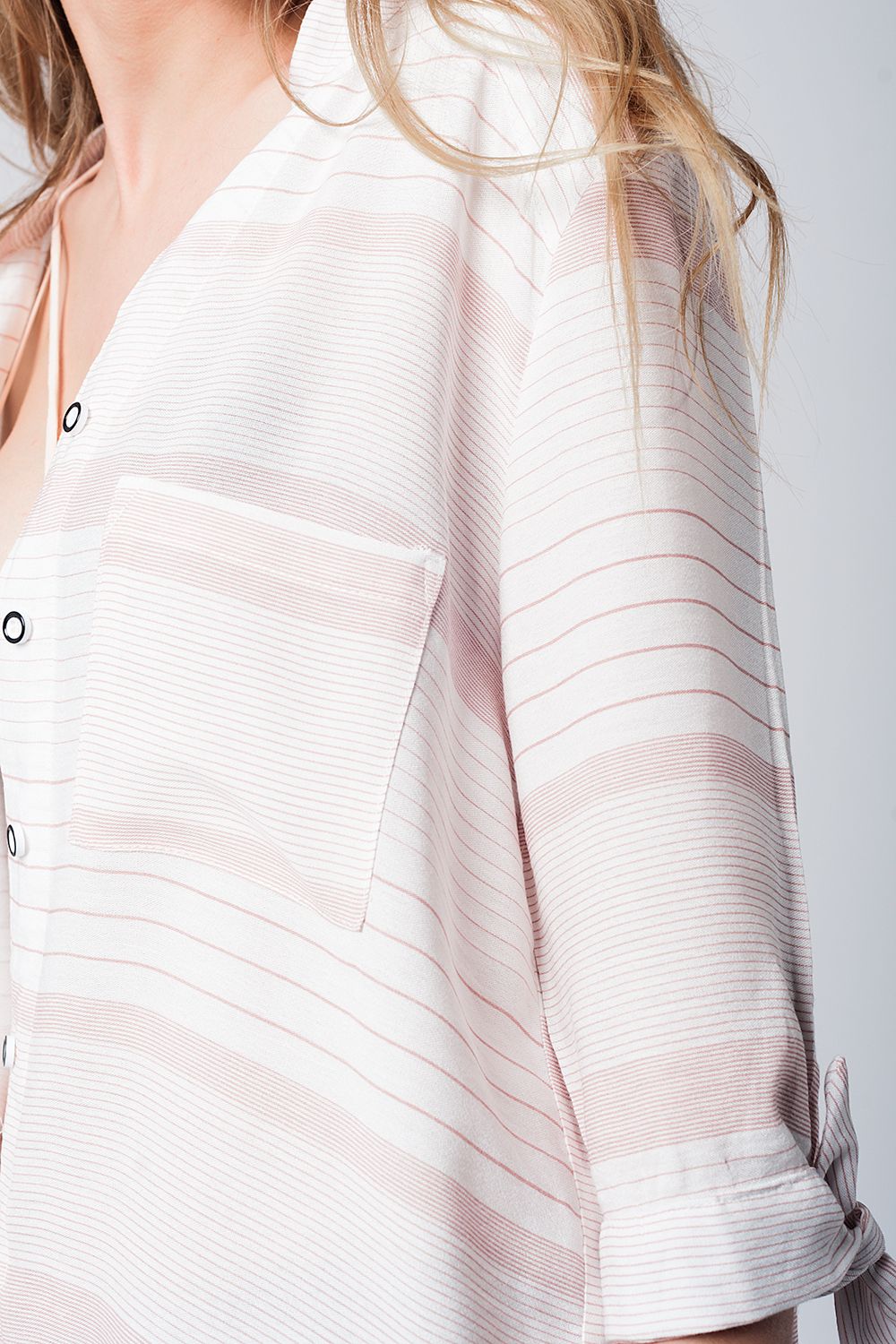 Chemise blanche à rayures roses et détails noeuds