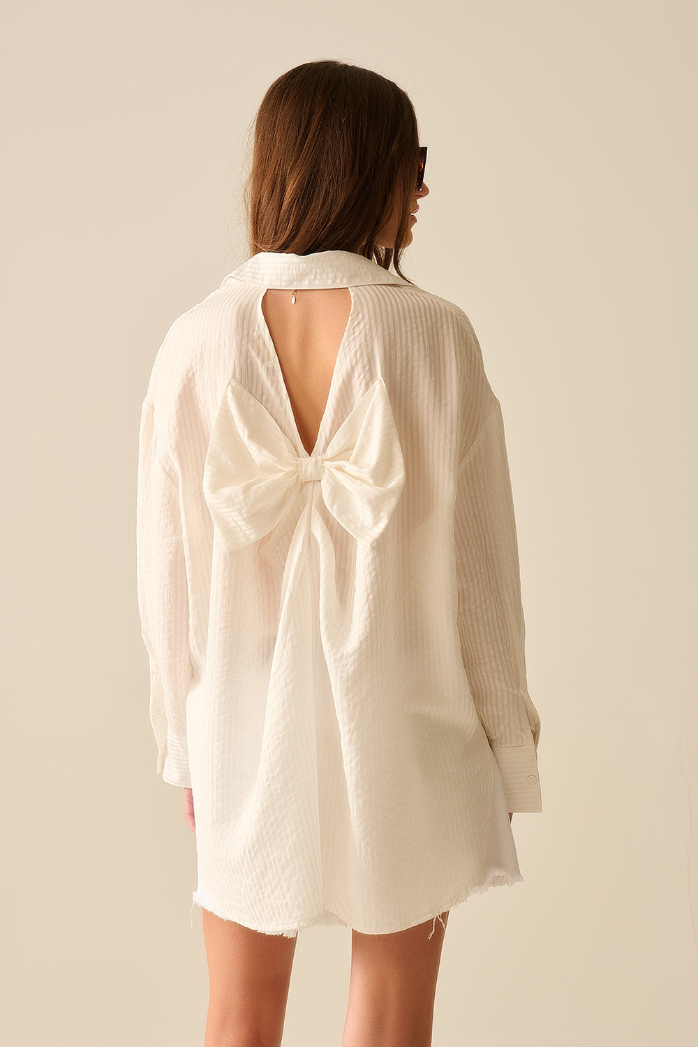 chemise blanche surdimensionnée avec nœud dans le dos