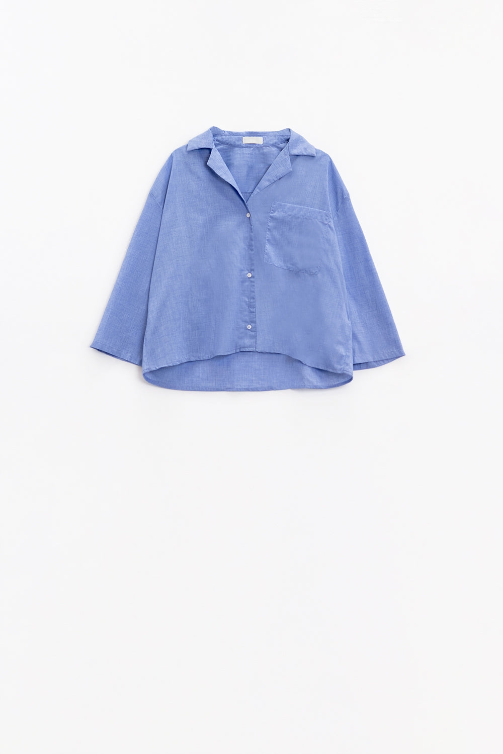 Chemise bleue à manches 3/4 larges avec une poche sur la poitrine