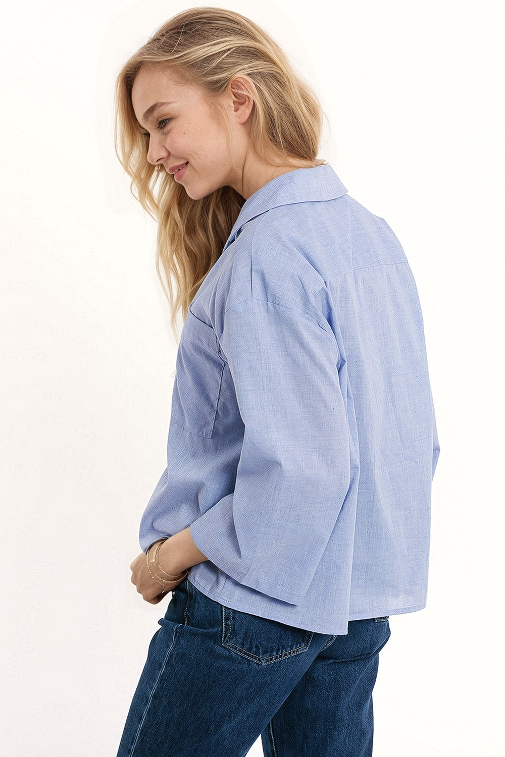 Chemise bleue à manches 3/4 larges avec une poche sur la poitrine